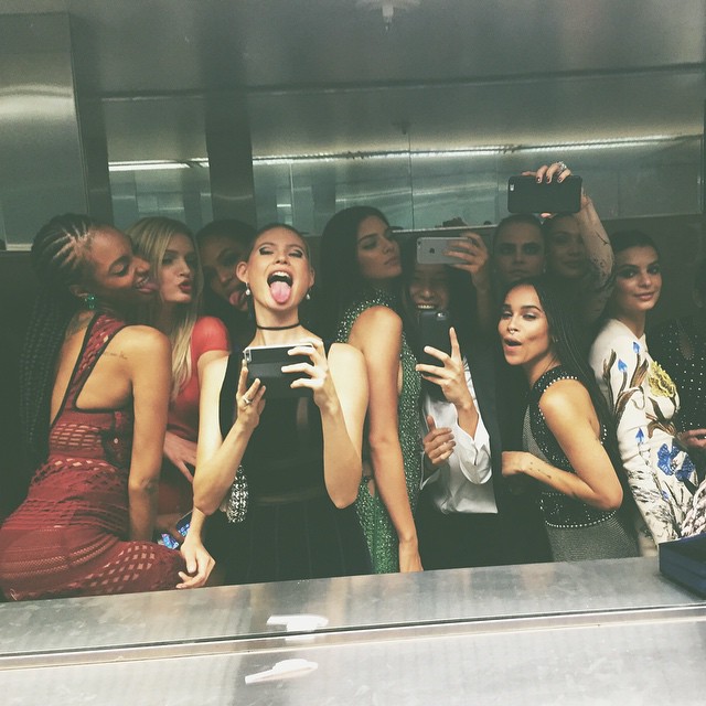 「無自拍」政策？Met Gala 上的Bathroom Selfie風潮