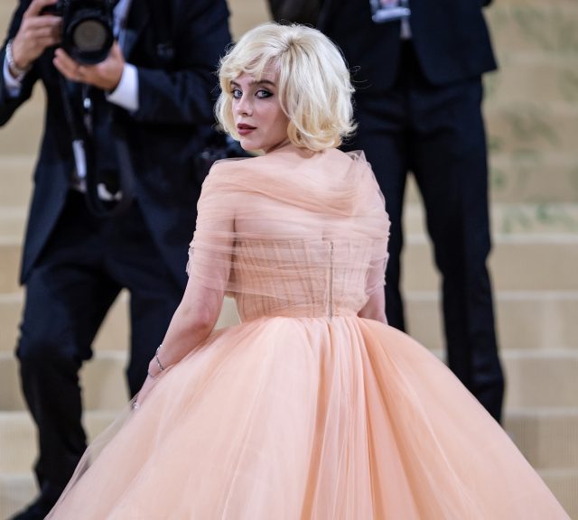 從Billie Eilish的妝容到髮色 看出由怪異美到嫵媚的蛻變