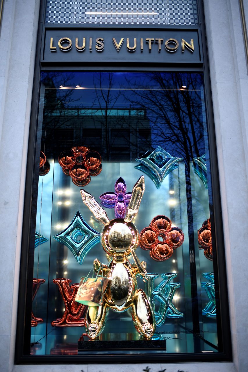 打破拍賣紀錄的普普藝術家 Jeff Koons，與時尚的不解之緣