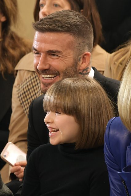 碧咸一家永遠支持母親Victoria Beckham的時裝展：回顧多年來的溫馨畫面！