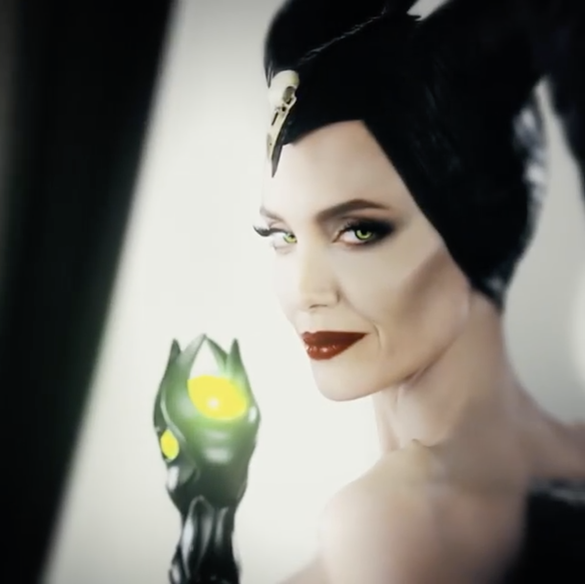 反派專用的紅唇？原來安祖蓮娜祖莉是用這支唇膏化身黑魔后…