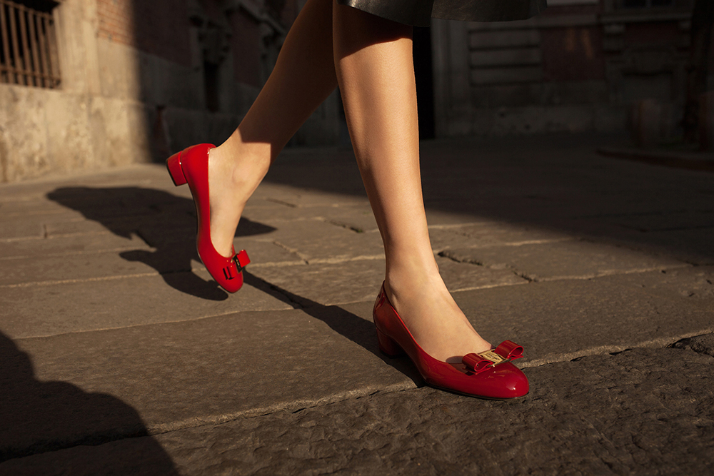 Salvatore Ferragamo史上最暢銷的鞋款，Vara 踏上新時代