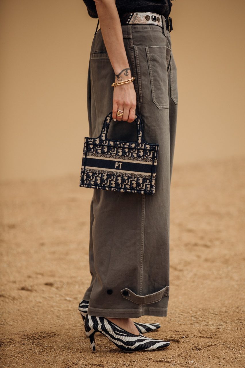 造型感滿分的迷你手袋：能刺繡名字的 Dior Mini Book Tote 你喜歡嗎？