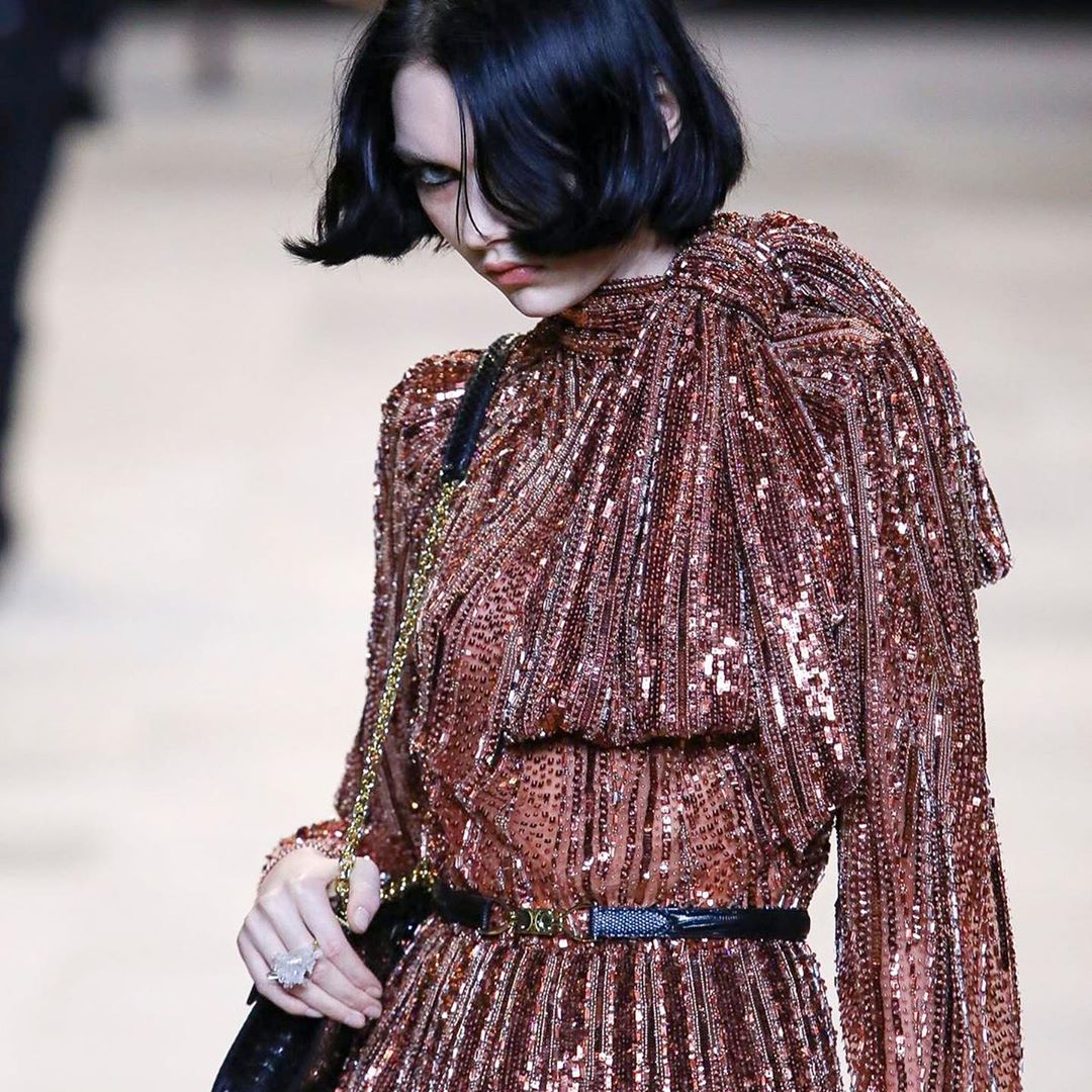 冷豔模特 Sofia Steinberg 獨特憤慨步伐，氣場十足成為時裝周矚目巨星