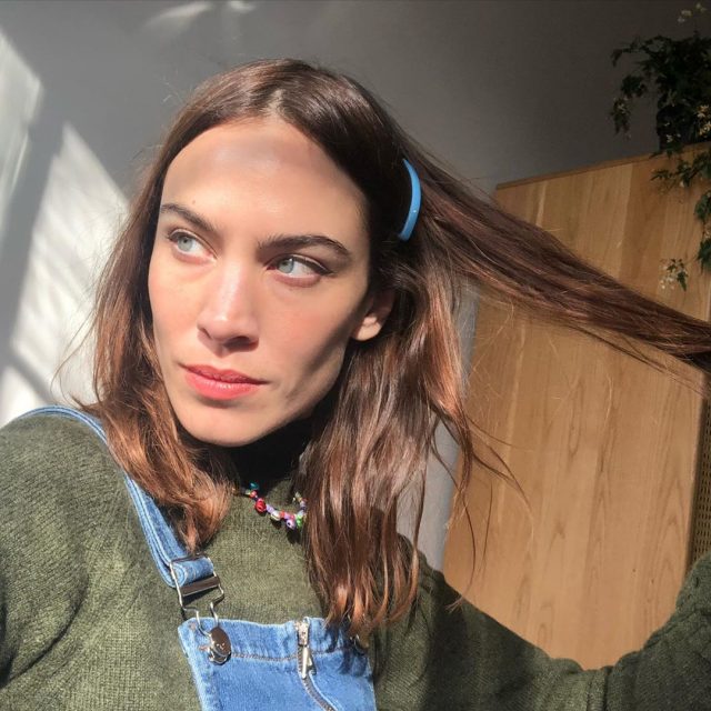 Alexa Chung  帶來2020夏季首飾靈感:精選7條彩色項鍊