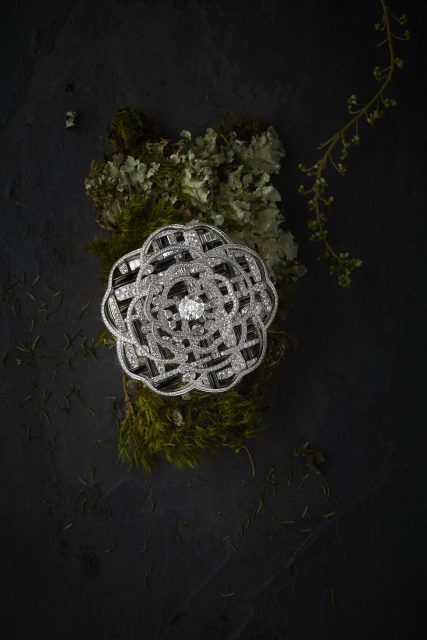 如何將軟呢絨化為高級珠寶？CHANEL 最高技術打造立體編織首飾