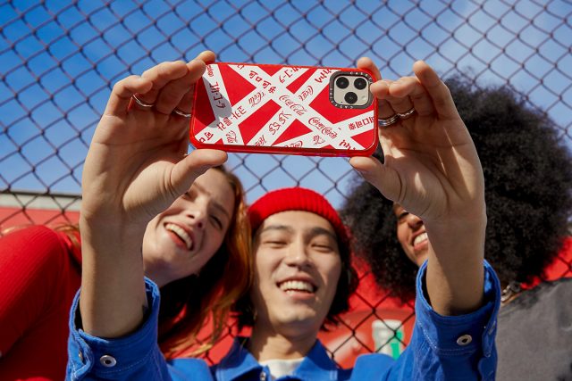 CASETiFY X Coca-Cola 全新聯乘系列登場，多國語言在限量Airpods殻、手機殻等產品上呈現