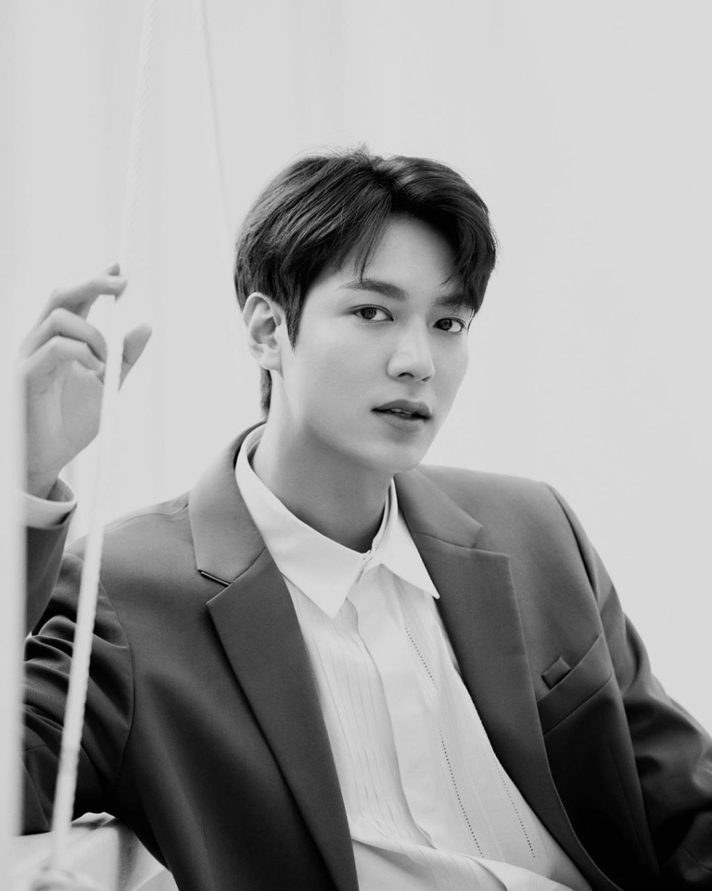 由手錶到LOUIS VUITTON、Hermès 「長腿OPPA」李敏鎬以衣著散發出貴族氣質