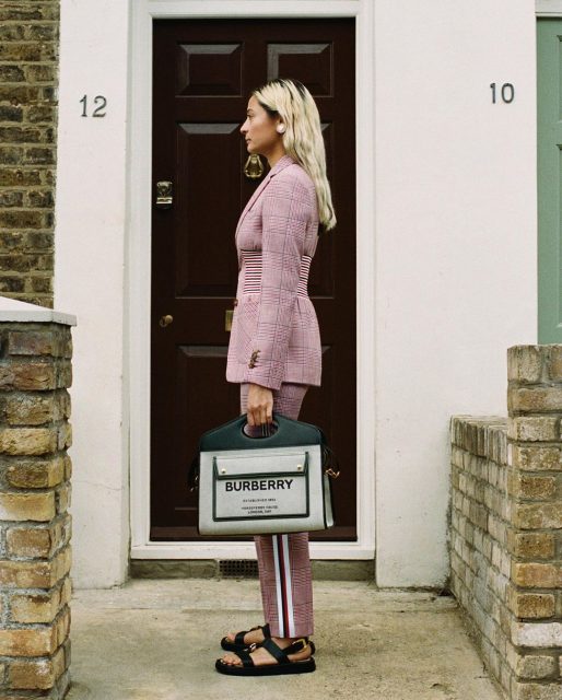 Burberry 也邀請自己的職員客串廣告模特兒，在自己家門口拍攝全新2021春夏系列
