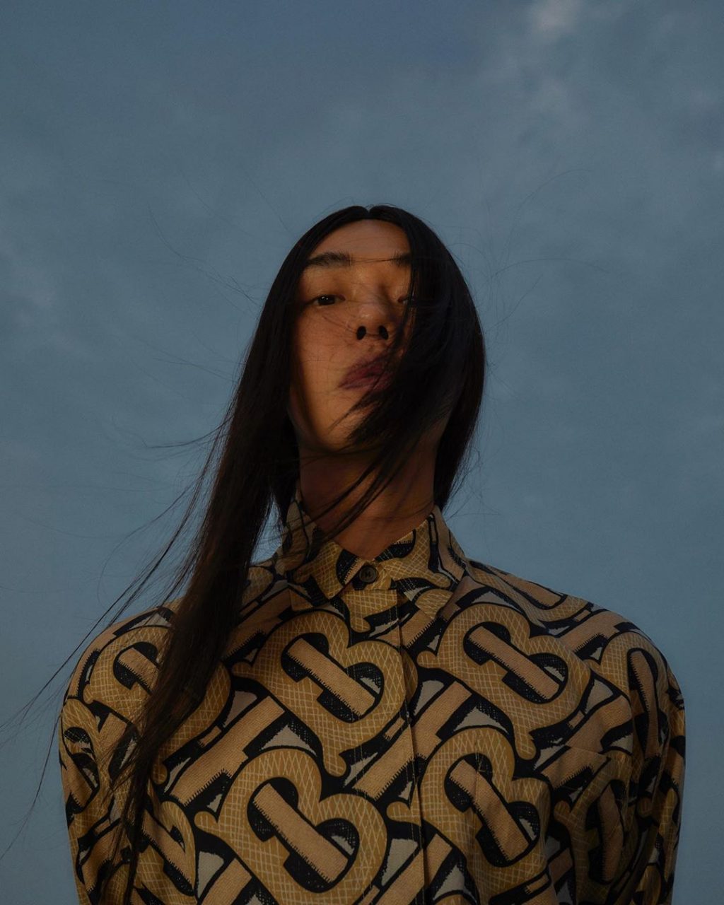 劉亞仁長髮造型拍攝Burberry企劃，教人憶起長髮時期的張國榮？