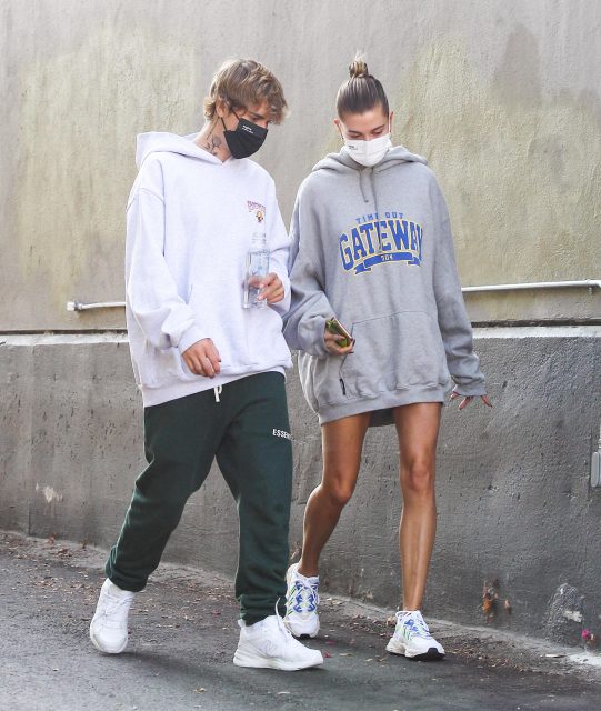 最佳情侶穿搭：Justin Bieber 和 Hailey Bieber 悠閒中略帶浪漫