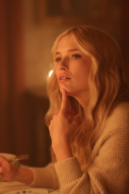 看厭了 Emily《Emily In Paris》的所有服裝分析？相比之下更喜歡 Camille Razat 服裝嗎？