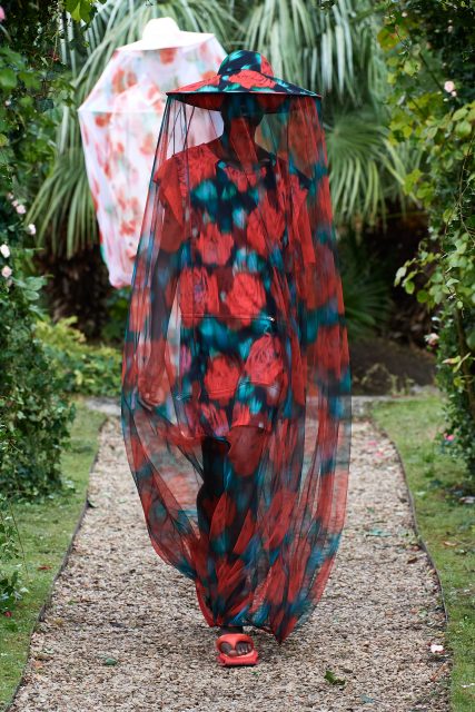 Kenzo的樂觀主義:以養蜂人為靈感的脆弱與保護 | Spring/Summer 2021