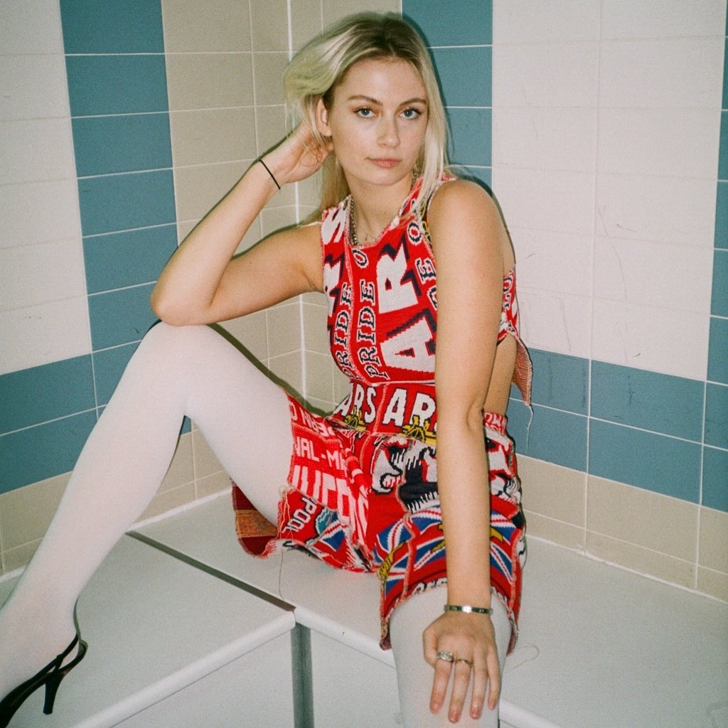 #SustainabilityInVogue: 徹底讓足球性感起來？ Lois Saunders 回收所有足球周邊商品打造出時尚的 1XBLUE