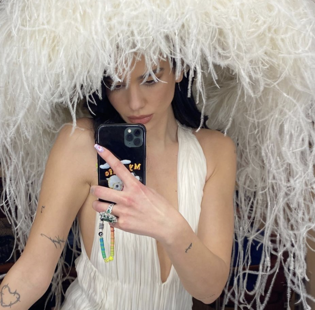 不一樣的聖誕甲款!Dua Lipa以原宿日系復古過節日