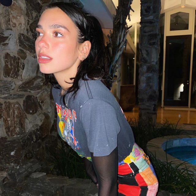 手繪設計熱潮不減!Dua Lipa 穿上翻新的 Levi’s 演繹春夏時尚