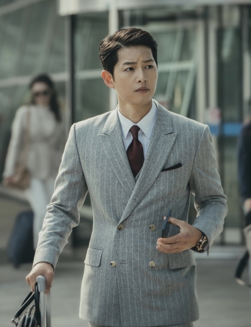 宋仲基《Vincenzo》造型堪稱男士西裝教科書，從中學習5個終身受用的穿搭技巧！