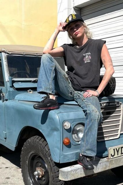 龐克、Y2K風潮回歸！Miley Cyrus 戴上復古cap帽回應2000年代熱潮的歸來