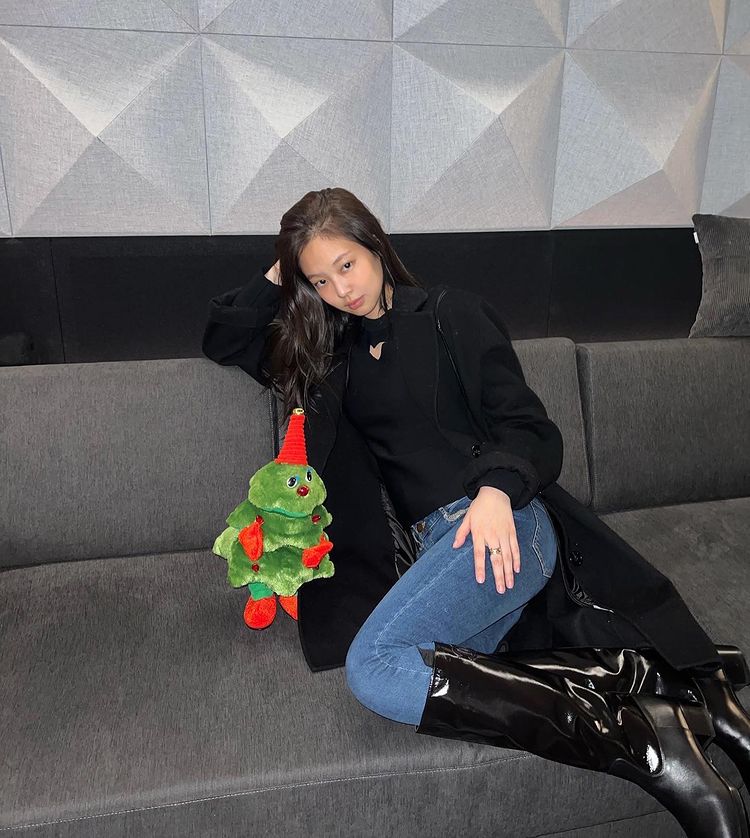 Blackpink Jennie 13 種牛仔褲穿搭方式，完全是必須學習的時尚法則！