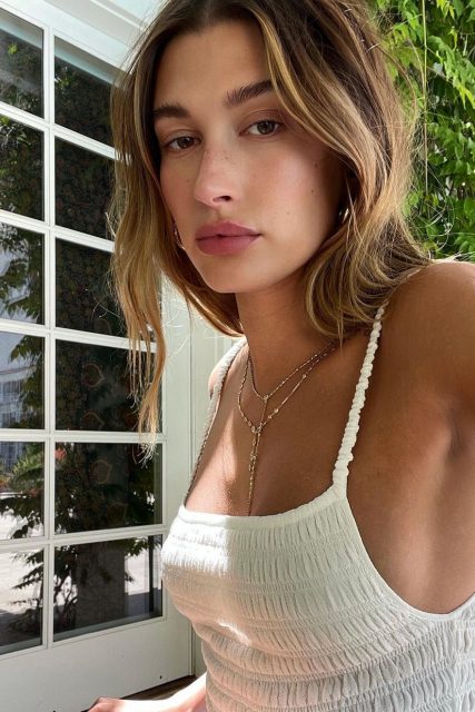 #SummerInVogue Hailey Bieber的夏日完美妝容 散發出不一樣的渡假感