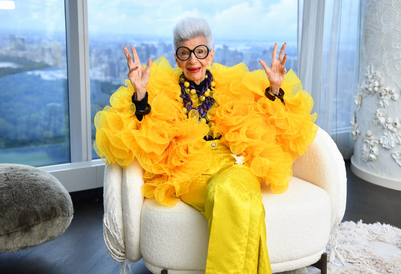 H&M 慶祝時尚婆婆 Iris Apfel 100大壽推出聯名系列，大膽浮誇的標題性服飾一件都不能少，最期待Apfel 100大圓眼鏡
