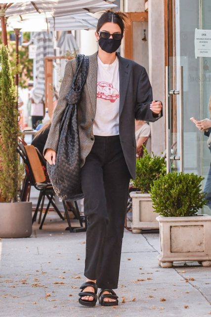 Kendall Jenner 也愛上了超大碼手袋！推介 2021 秋冬值得入手的大碼手袋