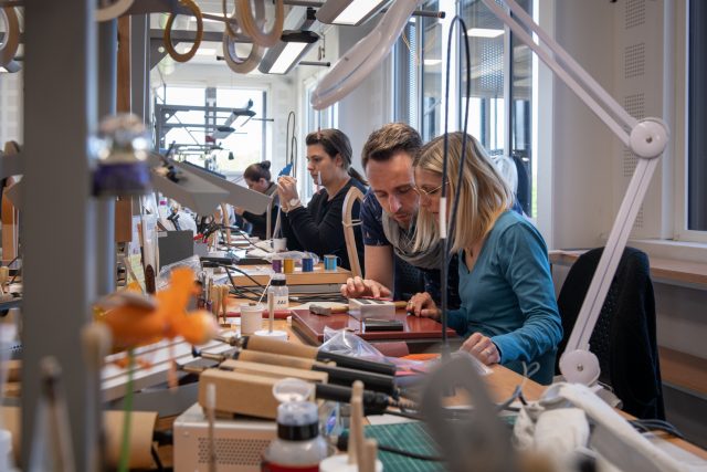 從 Dior 到 Loewe,奢華品牌如何展現無法取代的手工藝價值