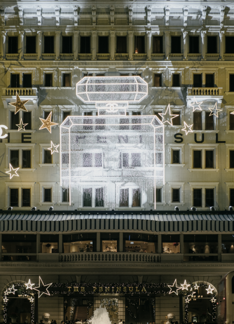 過一個超夢幻香奈兒聖誕節!Chanel 為香港半島酒店注入貴氣裝飾 巨型 N°5 香水裝置慶祝其面世100週年