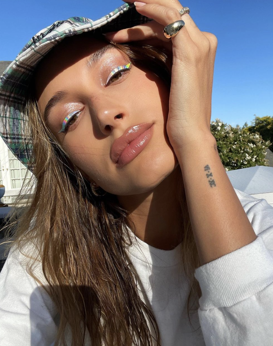 Bella Hadid的小天使翅膀到Selena Gomez背部紋身！細數荷里活明星的時尚紋身