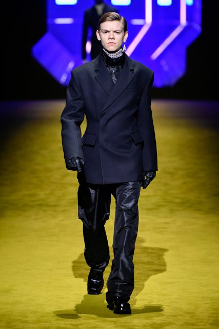 「你會穿甚麼上班？」Prada 邀請荷里活巨星 Thomas Brodie-Sangster、Asa Butterfield 客串演繹對工作服的詮釋  | Fall 2022 Menswear