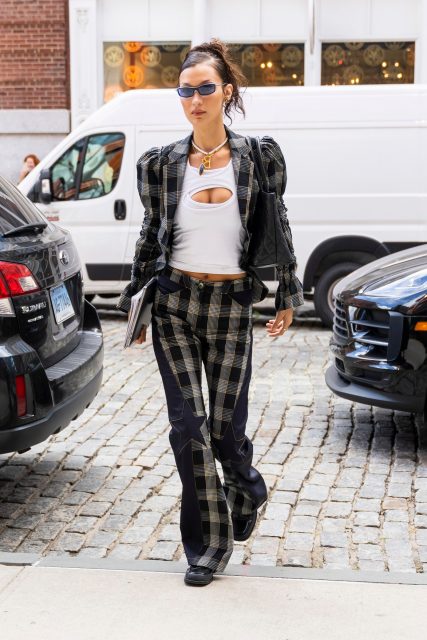 Bella Hadid、Dua Lipa 等 It Girls 們愛上了超大吊墜頸鍊，一款具話題的頸鍊才是你今季該入手的配飾！