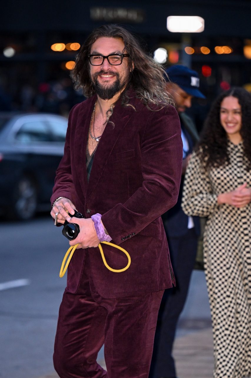 Jason Momoa 與 Lisa Bonet 復合？出席繼女 Zoë Kravitz《蝙蝠俠》首映超有愛表示：「我們是一家人」