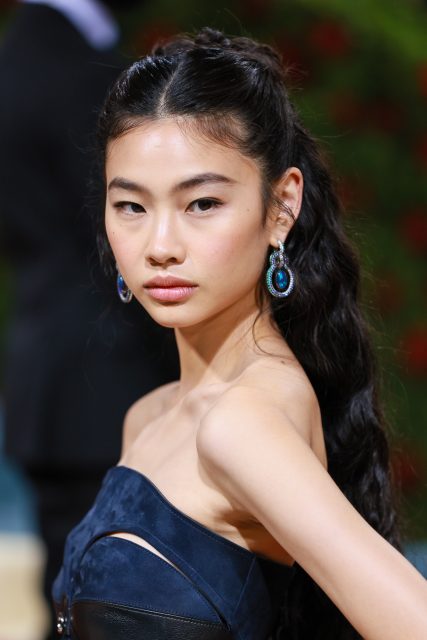 Style File：《魷魚遊戲》視后鄭浩妍 HoYeon Jung 首次亮相 Met Gala！盤點她的最佳紅地毯造型