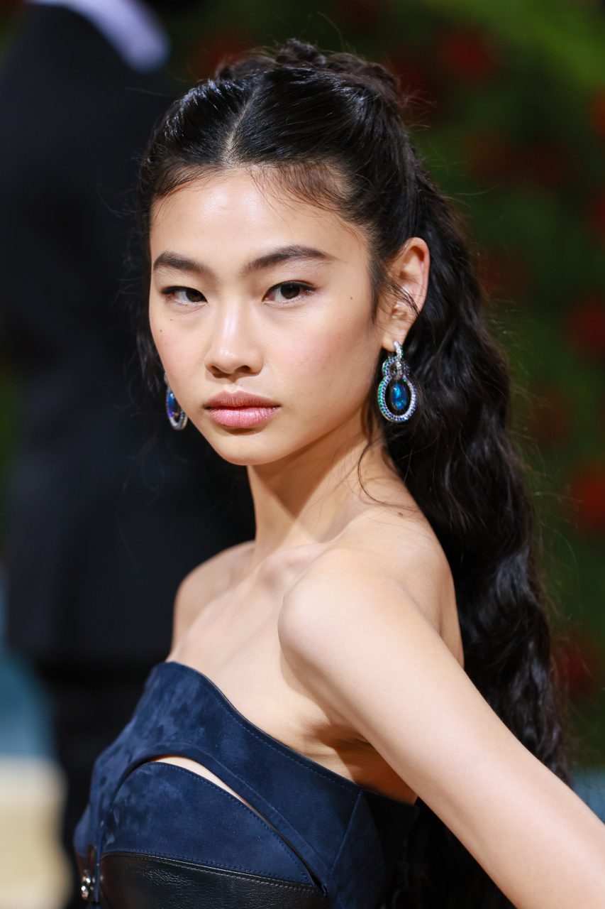 Style File：《魷魚遊戲》視后鄭浩妍 HoYeon Jung 首次亮相 Met Gala！盤點她的最佳紅地毯造型