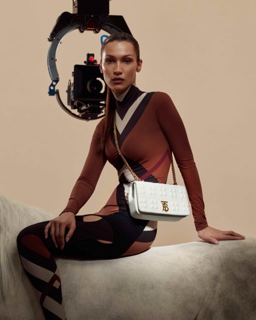 Burberry Lola 手袋全新款式配色登場！超模 Bella Hadid 更騎上機械馬身演釋全新袋款