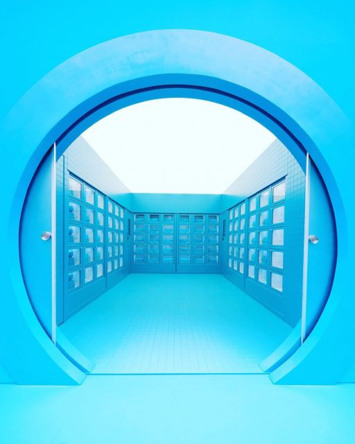 甚麼是「視覺ASMR 」?Jacquemus 於倫敦 Selfridges 打造超現實游泳場所徹底「鎮靜」你的眼睛