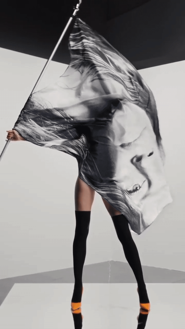 傳奇超模 Gisele Bündchen 親身演繹 Burberry 全新 TB Summer Monogram 系列！廣告大片暗藏超模 10 年前的造型照？