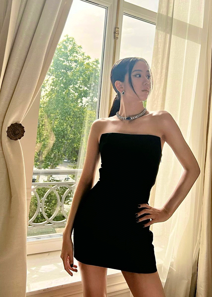 Jisoo 的小黑裙哲學：簡約不花巧也能成為全場焦點！