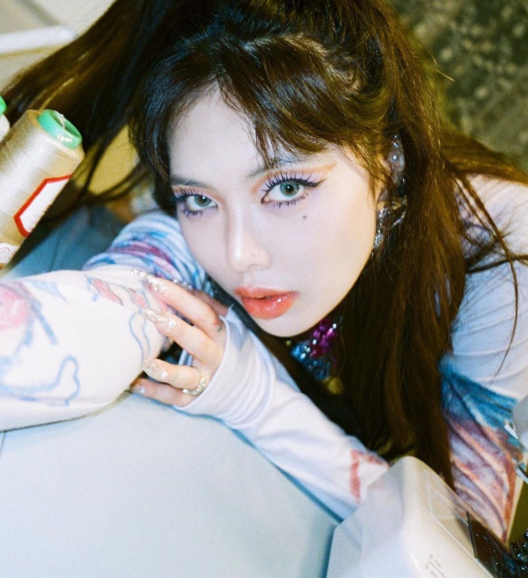 HyunA 最新迷你專輯《Nabillera》再現經典「泫雅風」，未婚夫 Dawn 以及老闆 Psy 都有參與製作！