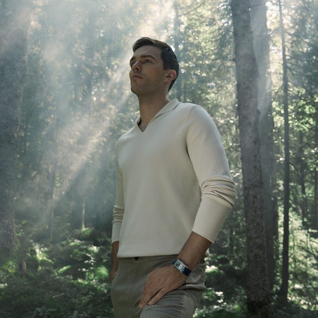 獨家專訪英國男星 Nicholas Hoult 演繹 Jaeger-LeCoultre 積家腕錶，透過 Reverso 翻轉系列比喻人生轉捩點