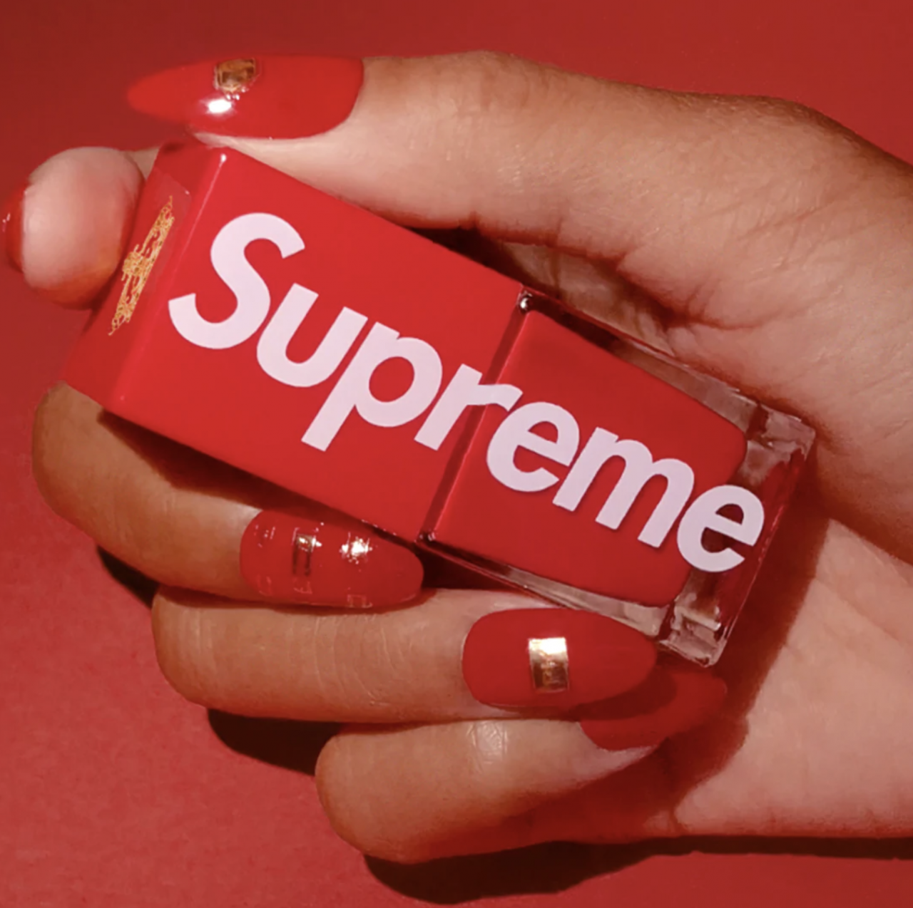 Pat McGrath X Supreme聯乘第二彈！推出經典紅白黑指甲油