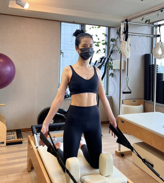 Blackpink Jisoo靠Pilates維持好身形!驚喜展示川字肌