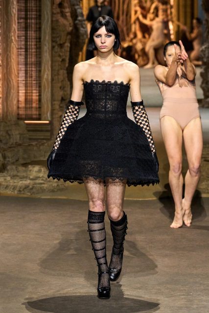 Dior 由一幅巴黎地圖啟發的創意想象,以現代方式重構昔日官廷華服|Spring / Summer 2023