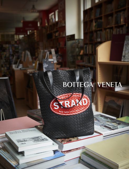 Bottega Veneta 為紐約文化地標 The Strand 書店打造限量版袋款,同步公開創意總監 Matthieu Blazy 私下的閱讀書單!