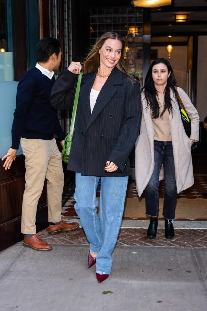 Margot Robbie 為新作《巴比倫Babylon》帶來多套簡約俐落造型，成為當今「休閒時尚」的完美範本！