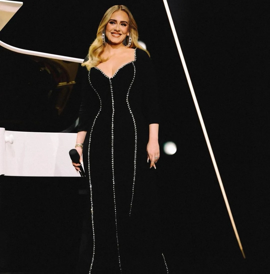 獨愛經典黑裙！回顧天后 Adele 14 套經典黑色禮裙造型