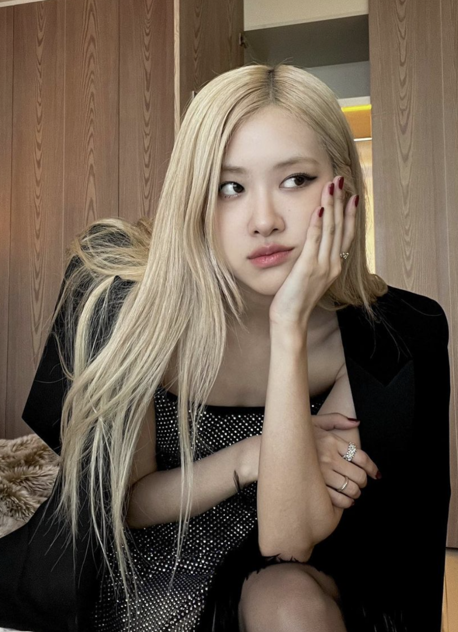 Blackpink Rosé掀起白金髮色潮流！Billie Eilish、Selena Gomez也趕上漂髮潮