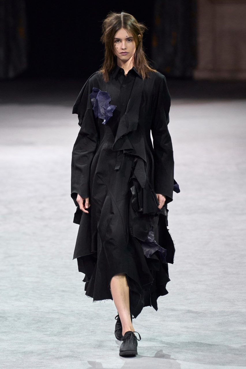 Yohji Yamamoto 用畢生追求不完美的美，創作一種音樂與時裝的共鳴 | Fall / Winter 2023