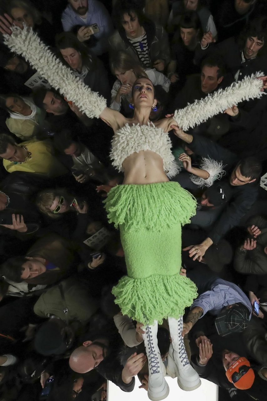 顛覆傳統 Runway 想象！Sunnei 以「人群衝浪」抬著模特兒、話題性十足的 AVAVAV 「解體時裝」以及 Heliot Emil 的火燒衣⋯⋯