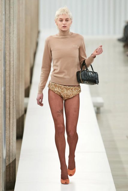 Miu Miu 重新構想上班服衣櫥，打破常規視角演繹反常的淑女風範 | Fall / Winter 2023